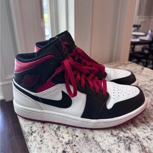 Nike Men's Black, White, and Red Sneakers